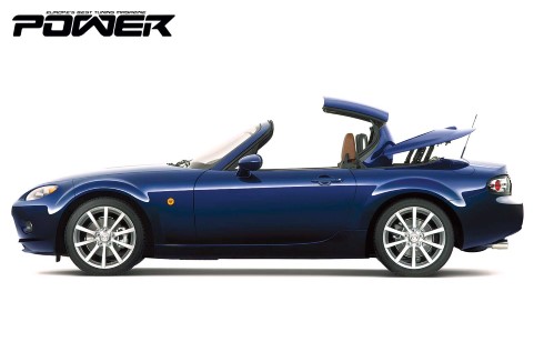 Στην 3η γενιά MX-5 κάνει την εμφάνισή της για πρώτη φορά η σκληρή, ηλεκτρικά αναδιπλούμενη οροφή στο Roadster Coupe