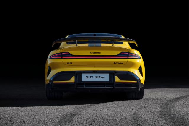 To Xiaomi SU7 Ultra «χορεύει» ντριφτάροντας και καίει λάστιχα