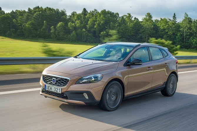 Volvo V40 Cross Country: Αυτόματο & χειροκίνητο, στην ίδια τιμή!