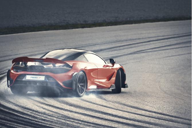 Η υπερδιαγαλαξιακή McLAREN 765LT