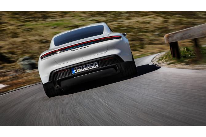 Δυσκολεύτηκε η  Porsche Taycan Turbo S