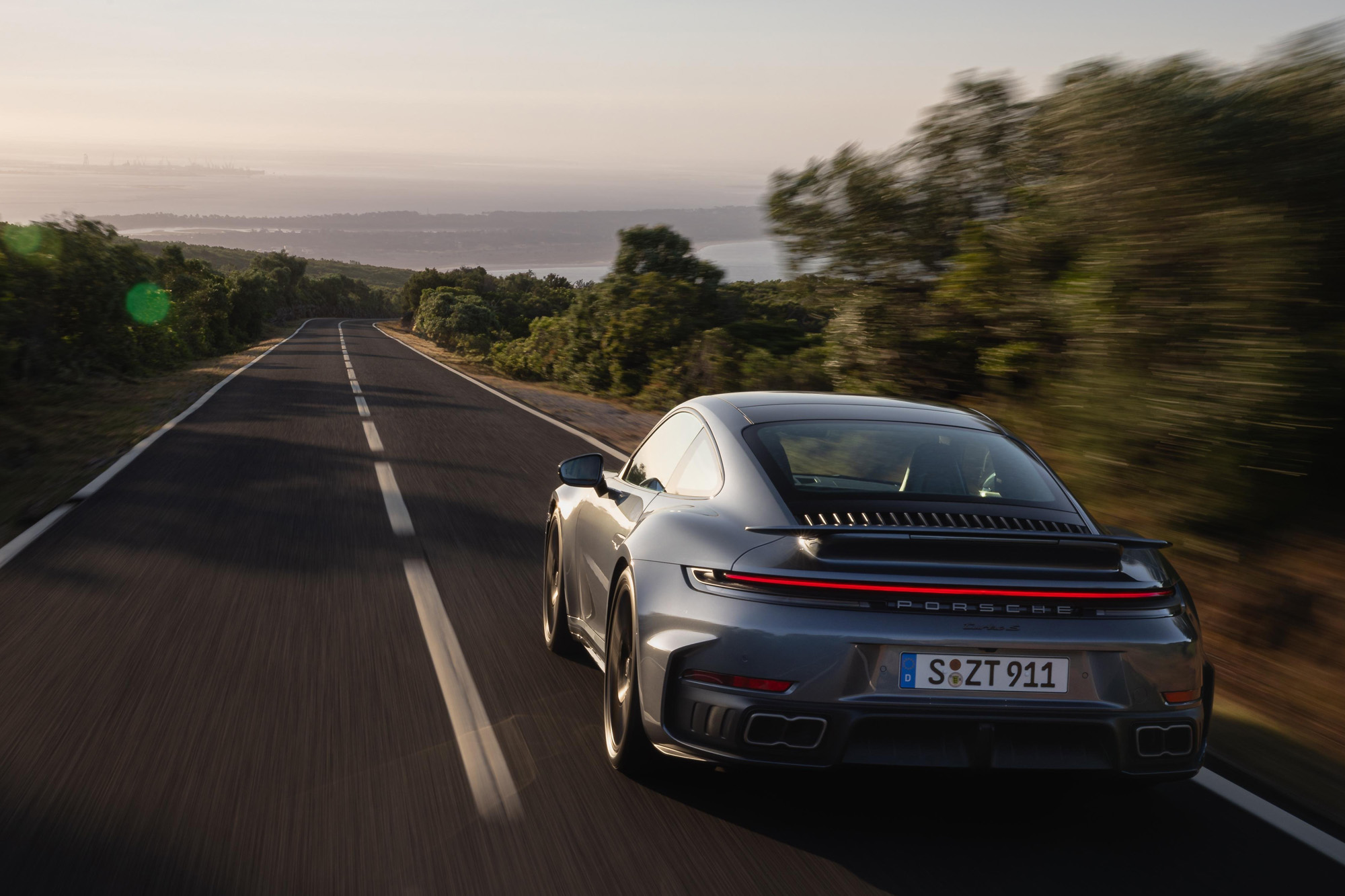 Ισχυρότερη, ταχύτερη και βαρύτερη η νέα Porsche 911 Turbo S