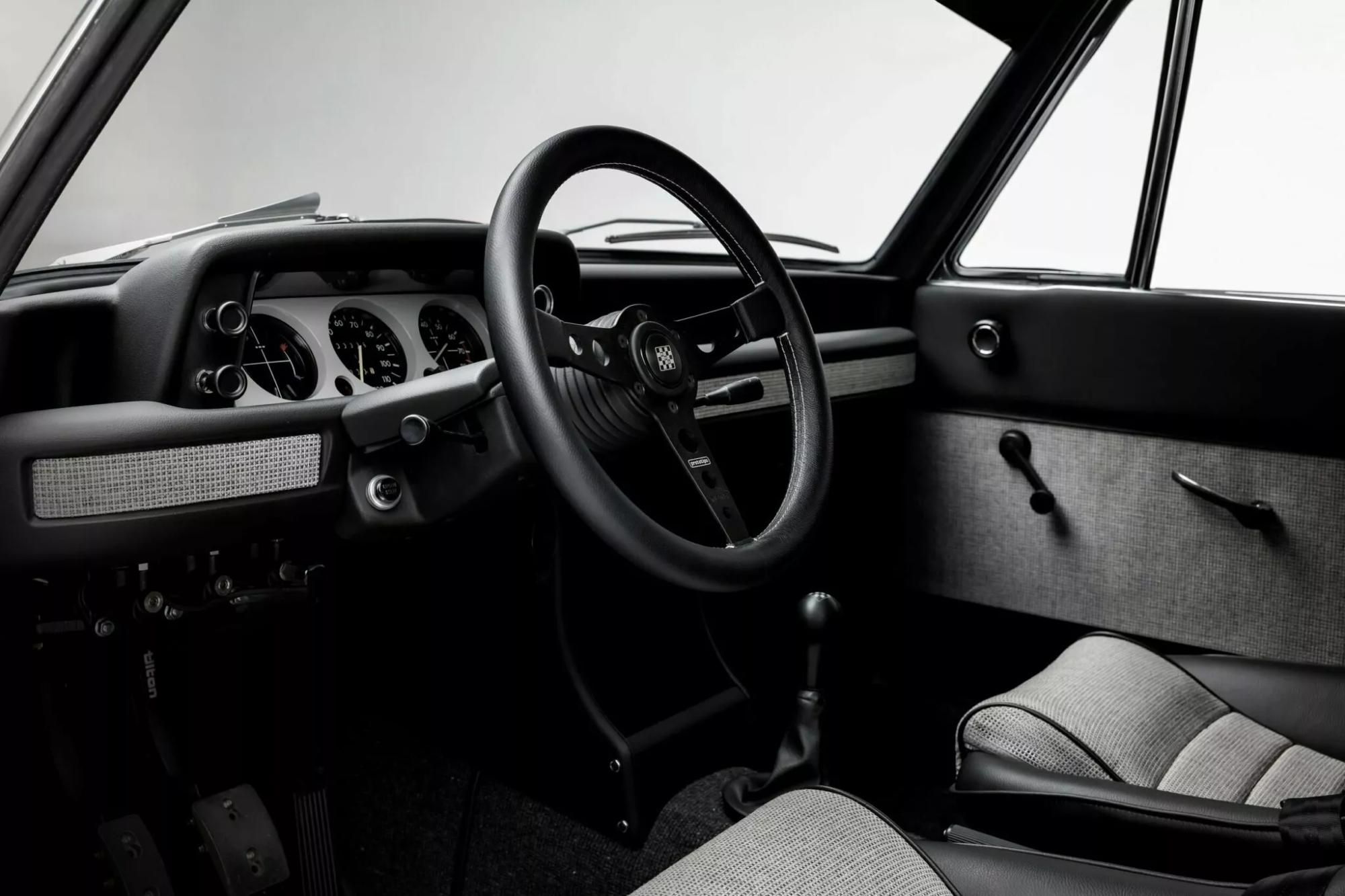 Ένα καταπληκτικό restomod BMW 2002 με carbon αμάξωμα