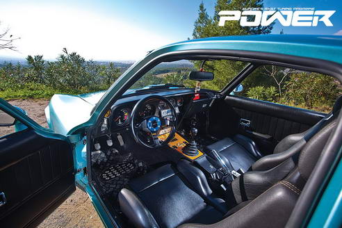 Στο αυστηρά διθέσιο εσωτερικό του Opel GT κάθεσαι χαμηλά, με τα πόδια σχεδόν σε ευθεία, έχεις μπροστά σου πληθώρα αναλογικών οργάνων εποπτείας και δίπλα σου το ψηλό τούνελ της μετάδοσης