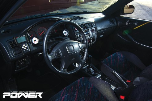 Τακτοποιημένο το εσωτερικό, με τα όργανα σε διακριτικές θέσεις