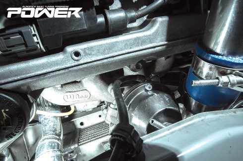 Το «λουκάνικο», όπως λένε αυτόν τον τύπο της πολλαπλής εξαγωγής, παρέα με το Garrett turbo μεγέθους Τ25