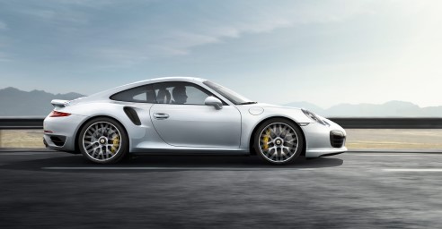 Η entry level 991 Carrera, κινείται τώρα από έναν 6κύλινδρο boxer 3.4lt, απόδοσης 350Ps, ενώ η 991 Carrera S από τον γνωστό 3.8lt με +20Ps, 400Ps στο σύνολο