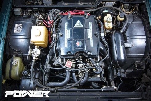 Ο θηριώδης κινητήρας γεμίζει όλο το engine-bay