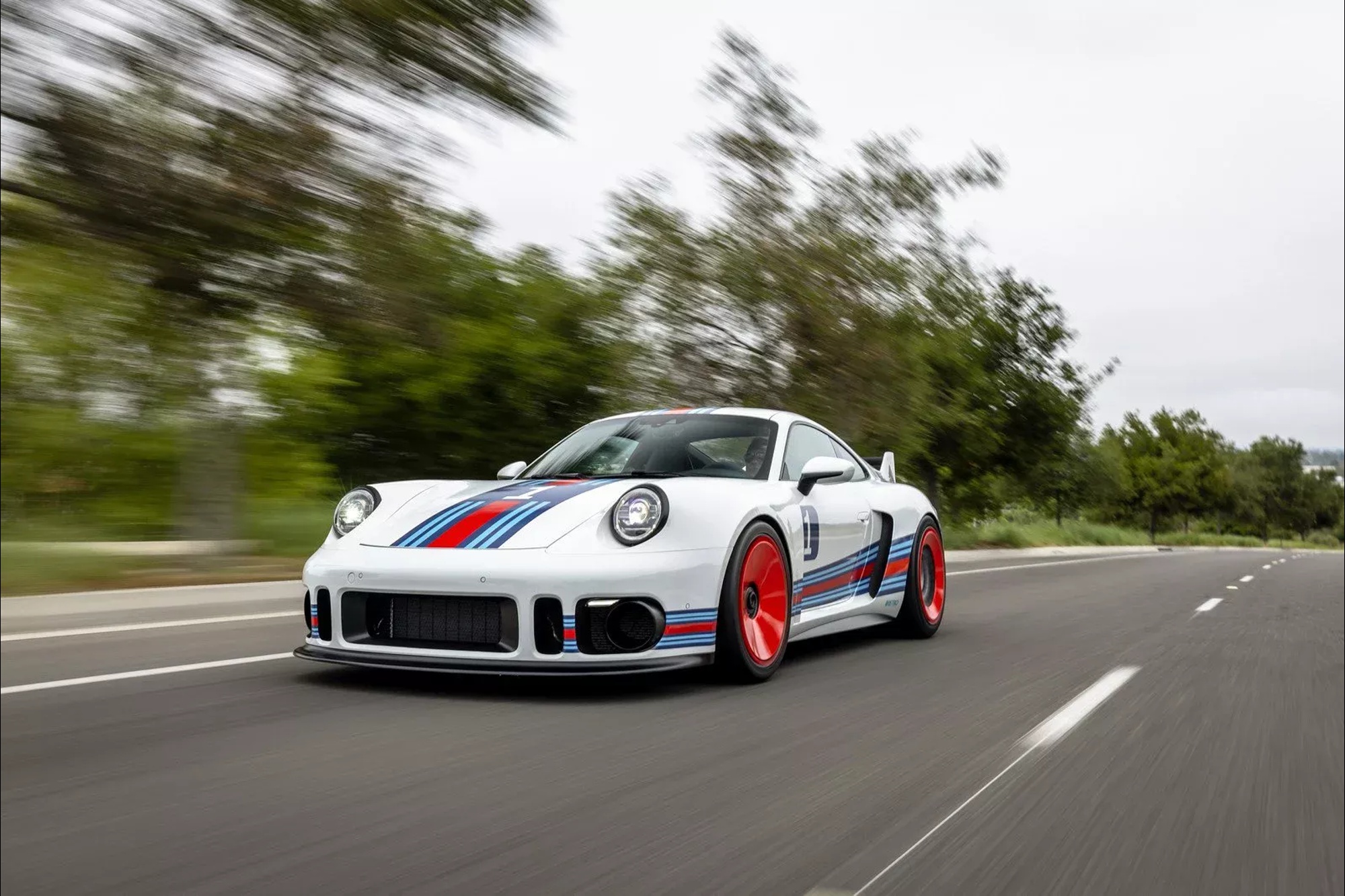 H Rezvani θεωρεί ότι έκανε την Porsche 911… ακόμη καλύτερη. 