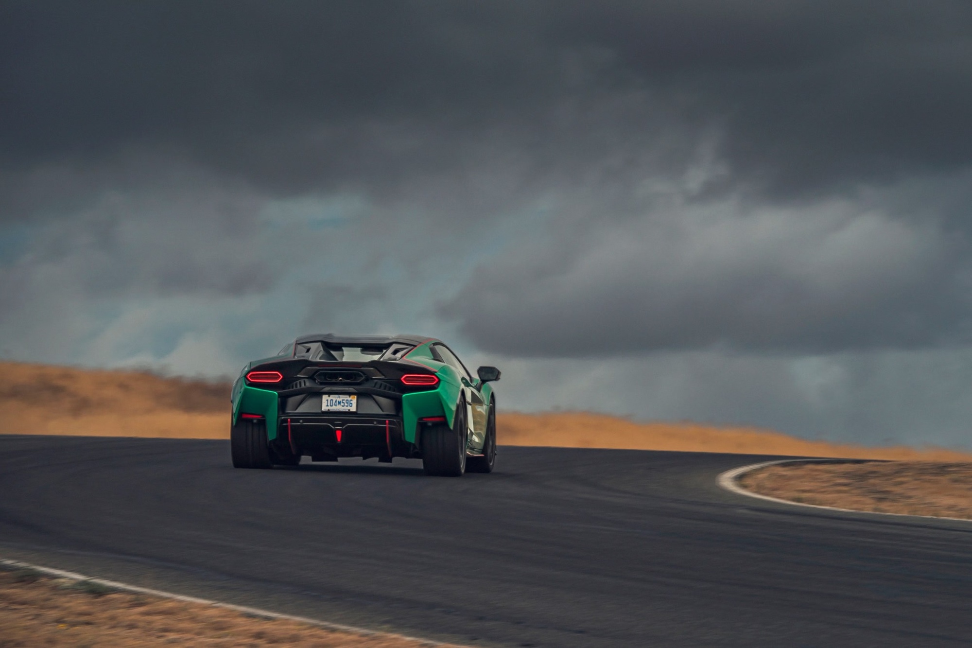 Road & Track PCOTY 2026: εννέα supercars και sport μοντέλα στα όριά τους, σε δρόμο και πίστα 