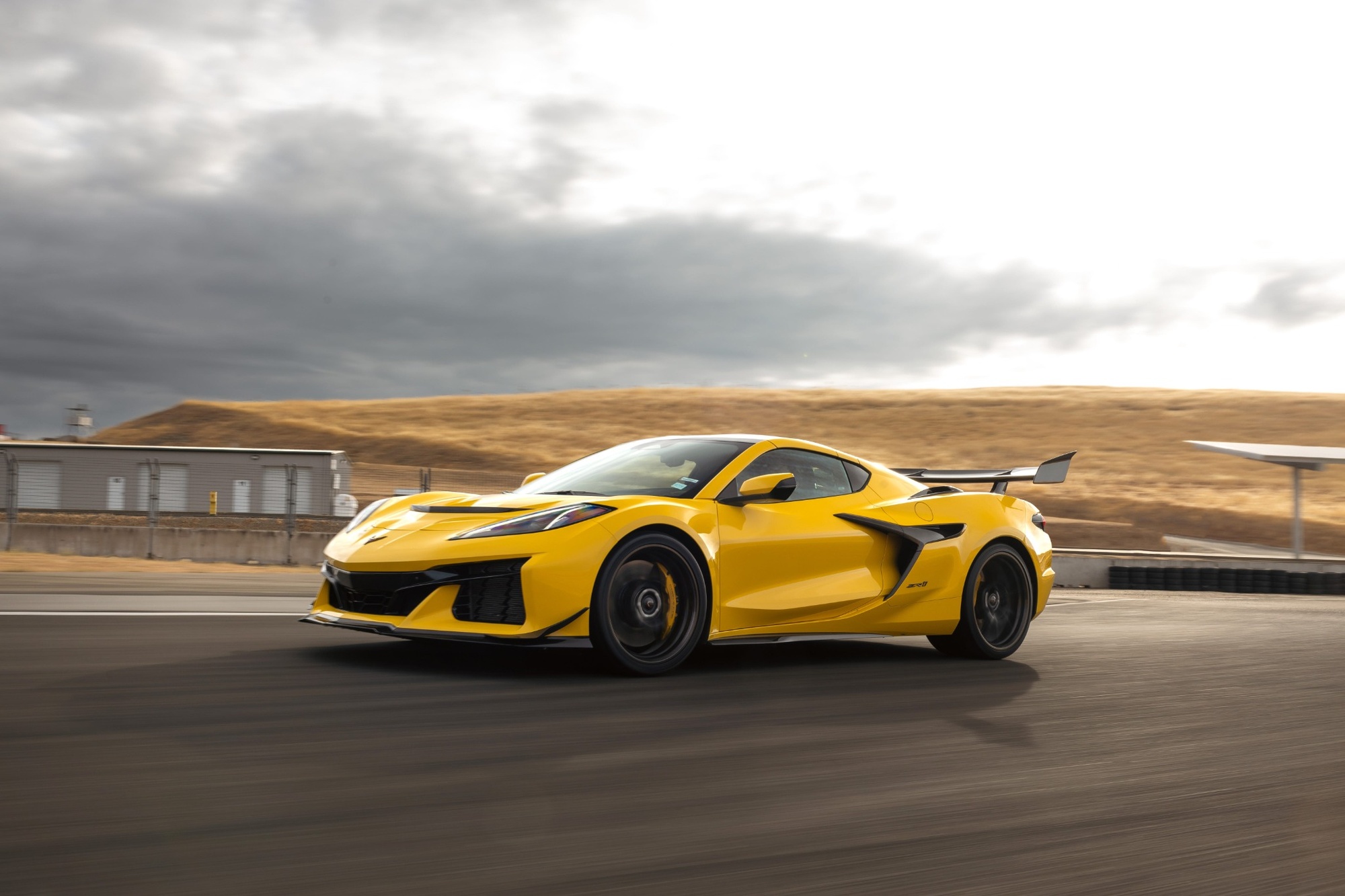 Road & Track PCOTY 2026: εννέα supercars και sport μοντέλα στα όριά τους, σε δρόμο και πίστα 