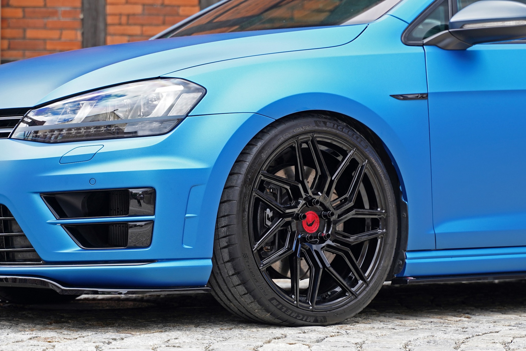 VW Golf R με Barracuda Dragoon, KW Variant 3 και δίχρωμο αμάξωμα