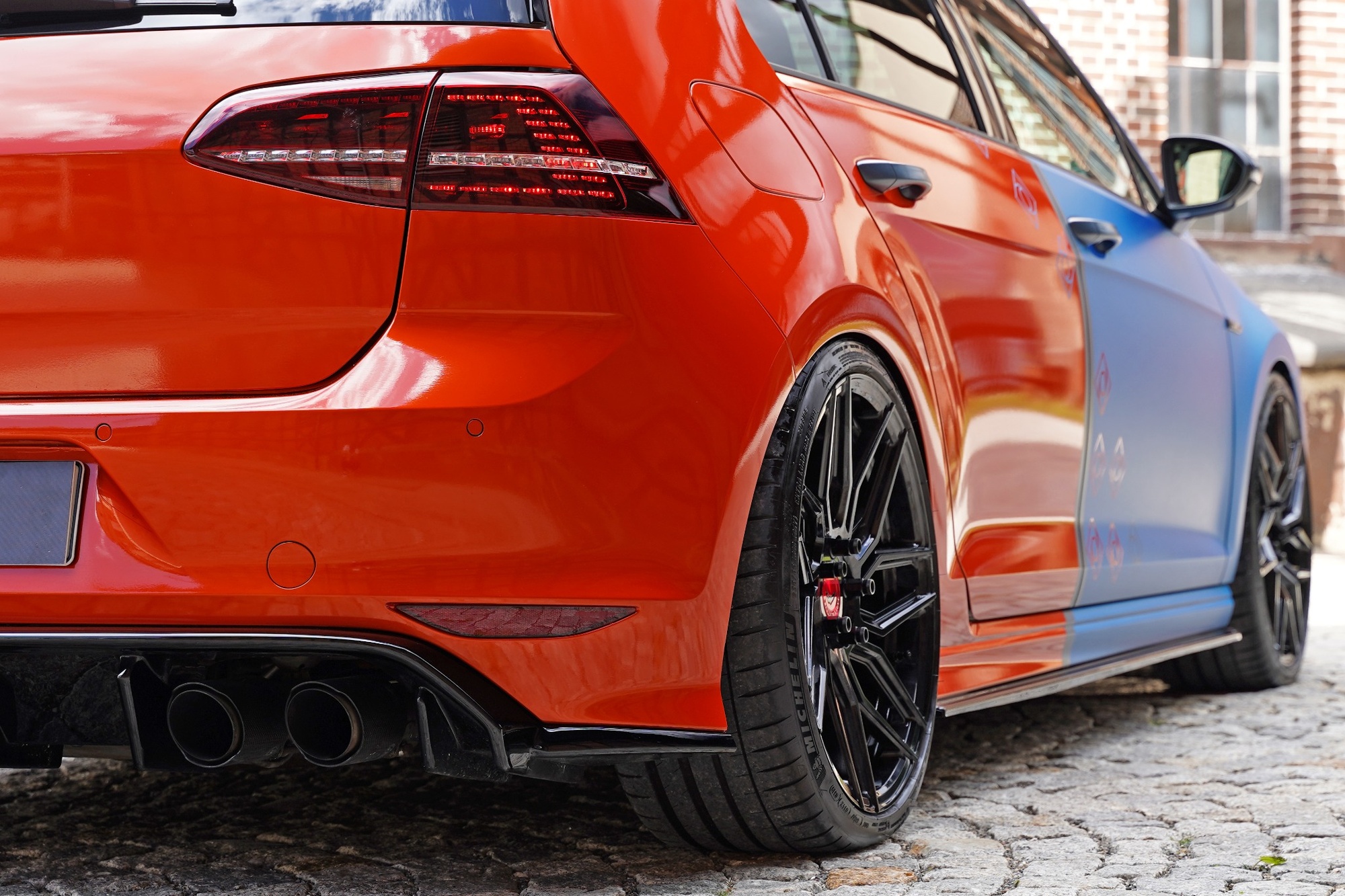 VW Golf R με Barracuda Dragoon, KW Variant 3 και δίχρωμο αμάξωμα